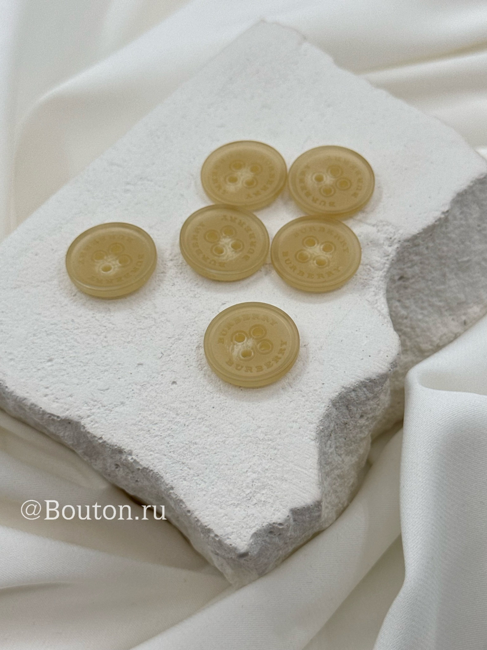 Пуговицы Барб. светло-песочные (бежевые) с белыми прожилками матовые полупрозрачные