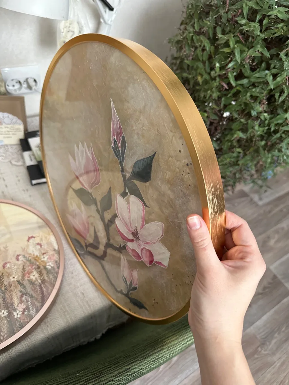 Металлическая круглая фоторамка 60 см, золото