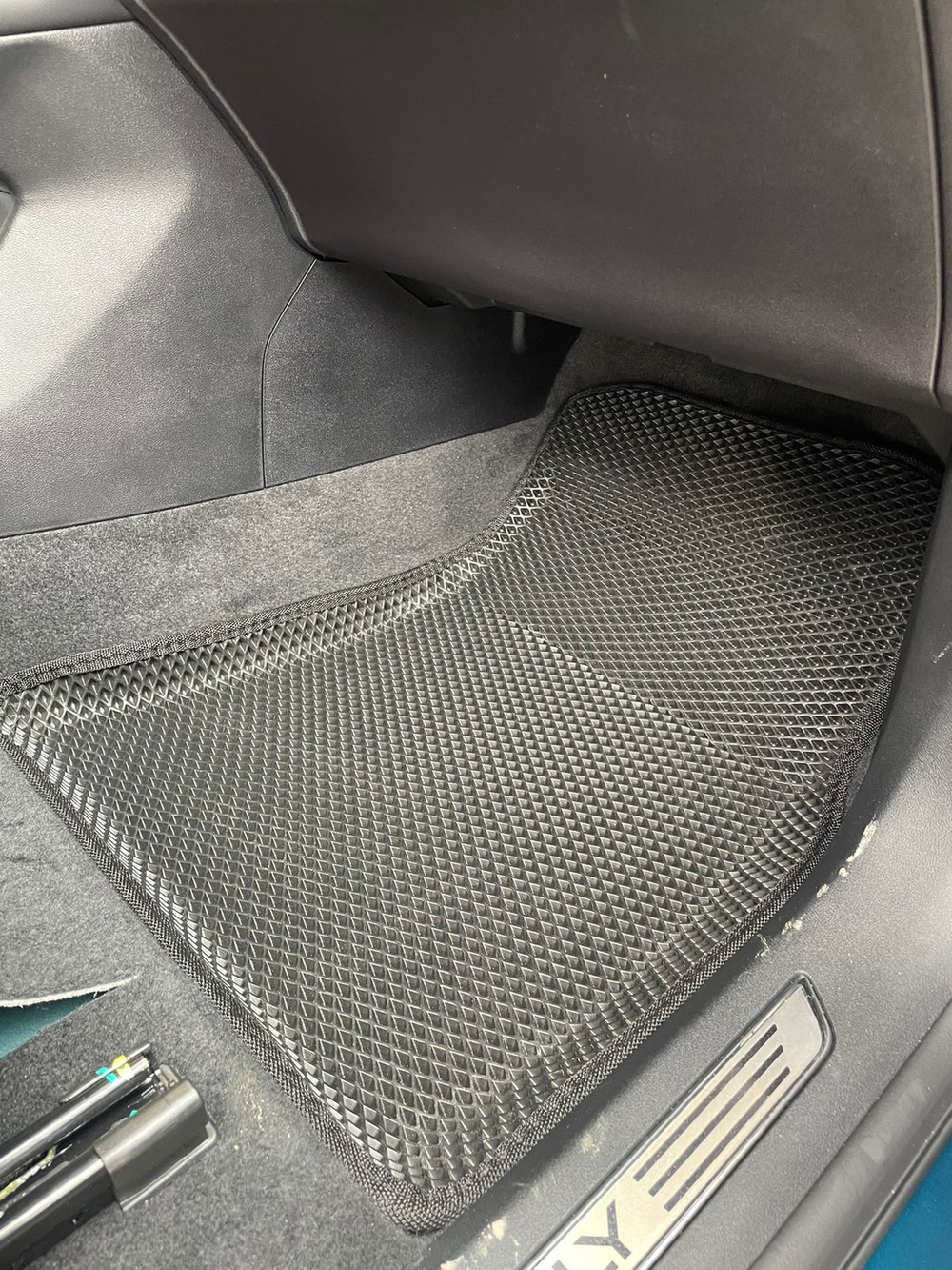 Коврики Eva с 3D бортами на Geely Monjaro