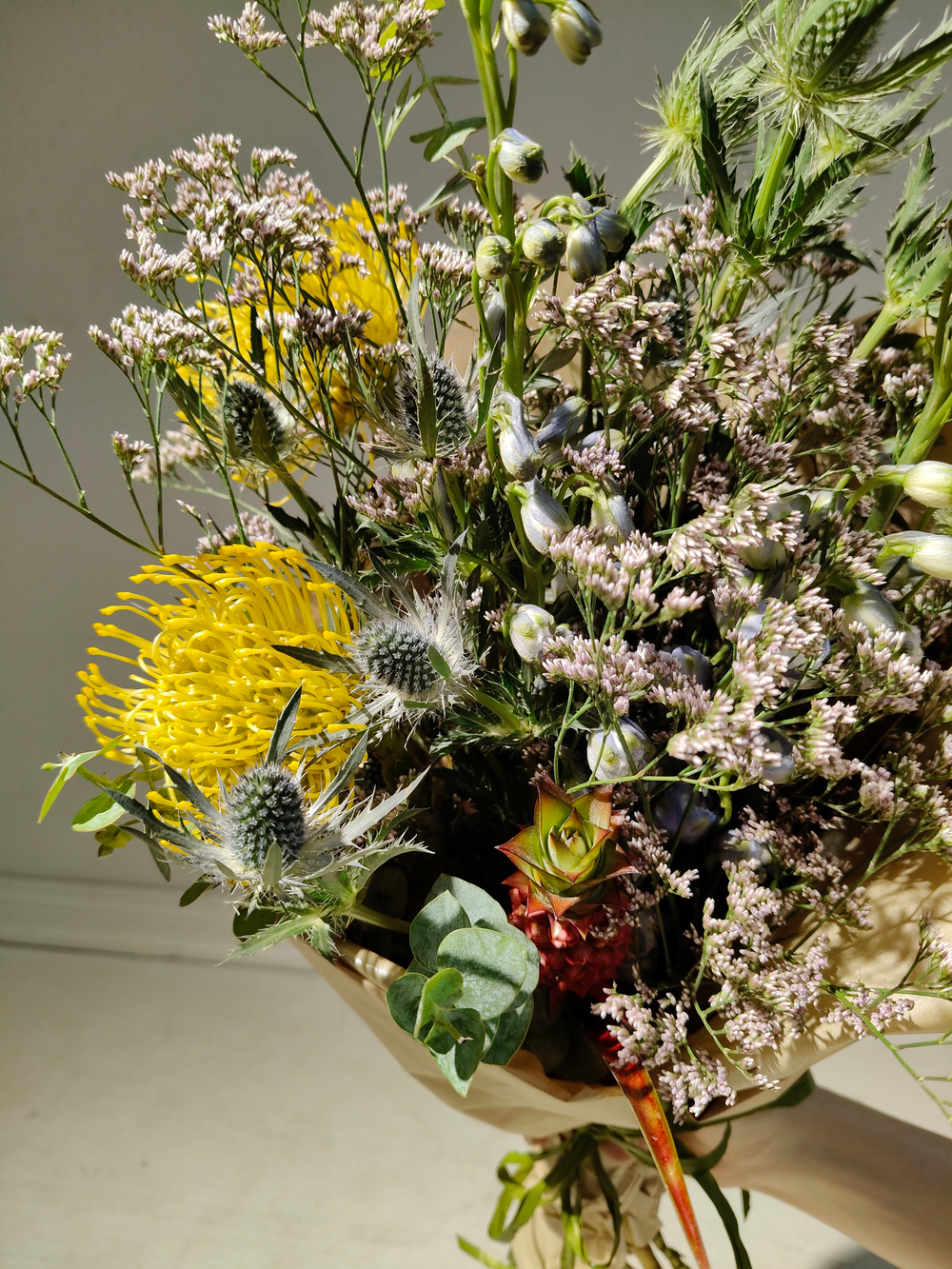 Летний солнечный букет с танацетумом и ароматными пионами Сара Бернард (С0034)