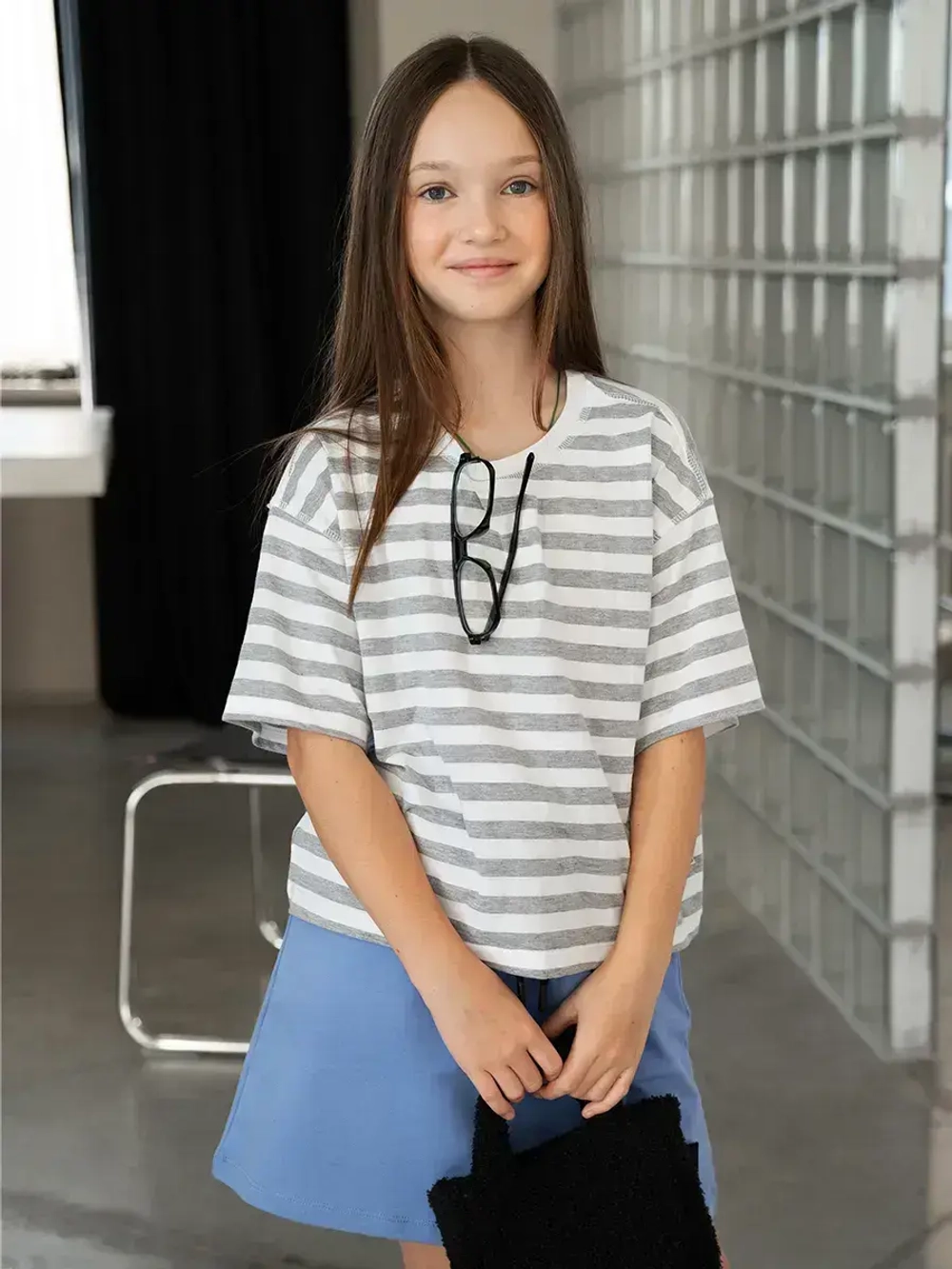 Футболка для девочки в серую полоску