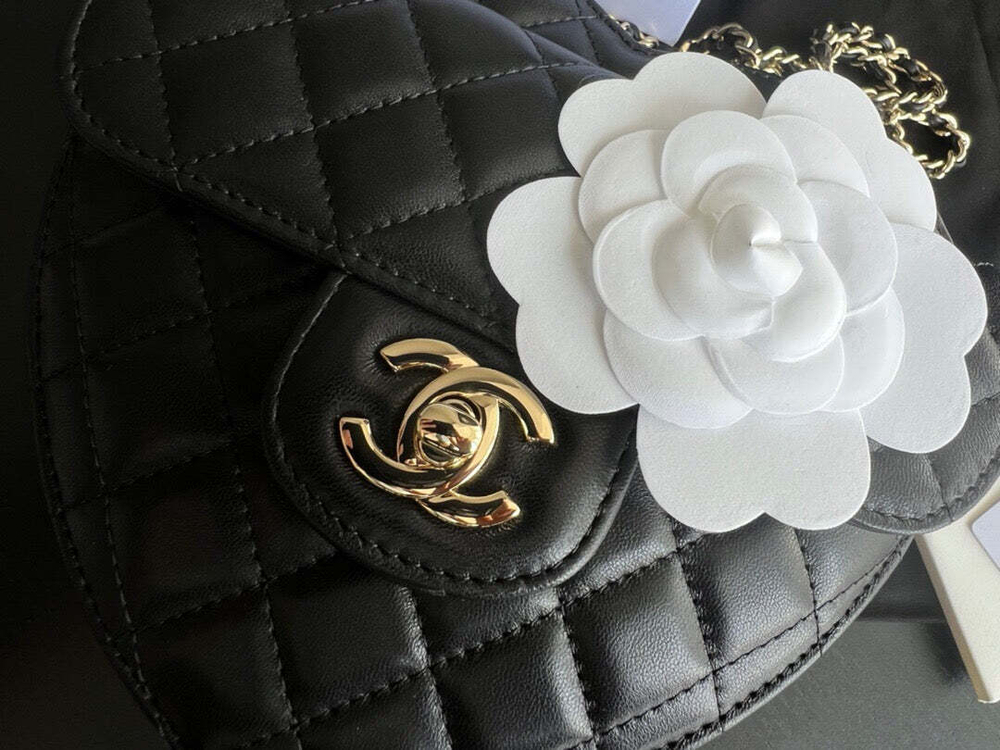 Chanel Heart Bag 18 cm