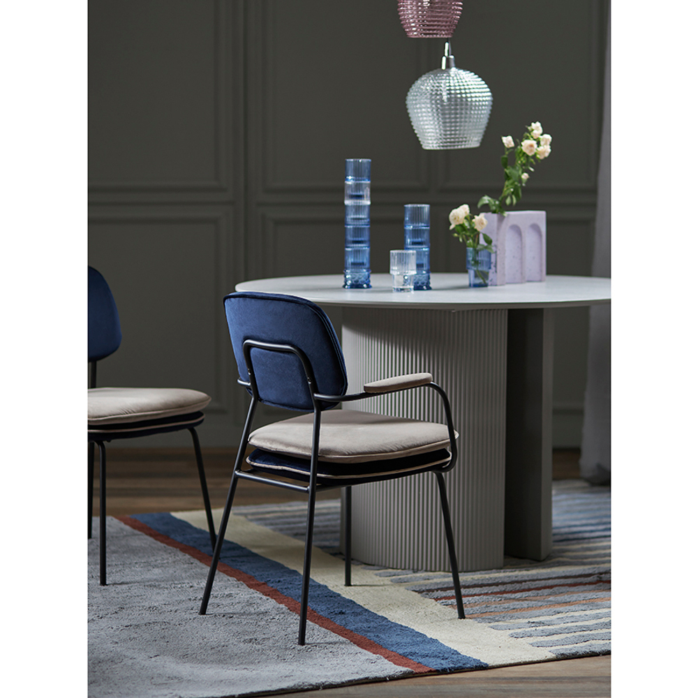 Стул с подлокотниками и контрастным кантом Pea, велюр, темно-синий/бежевый