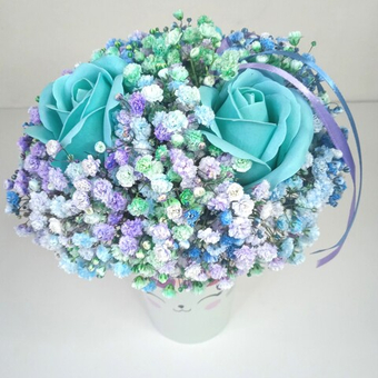 Гипсофила и мыльная роза в стаканчике Бирюзовый кот