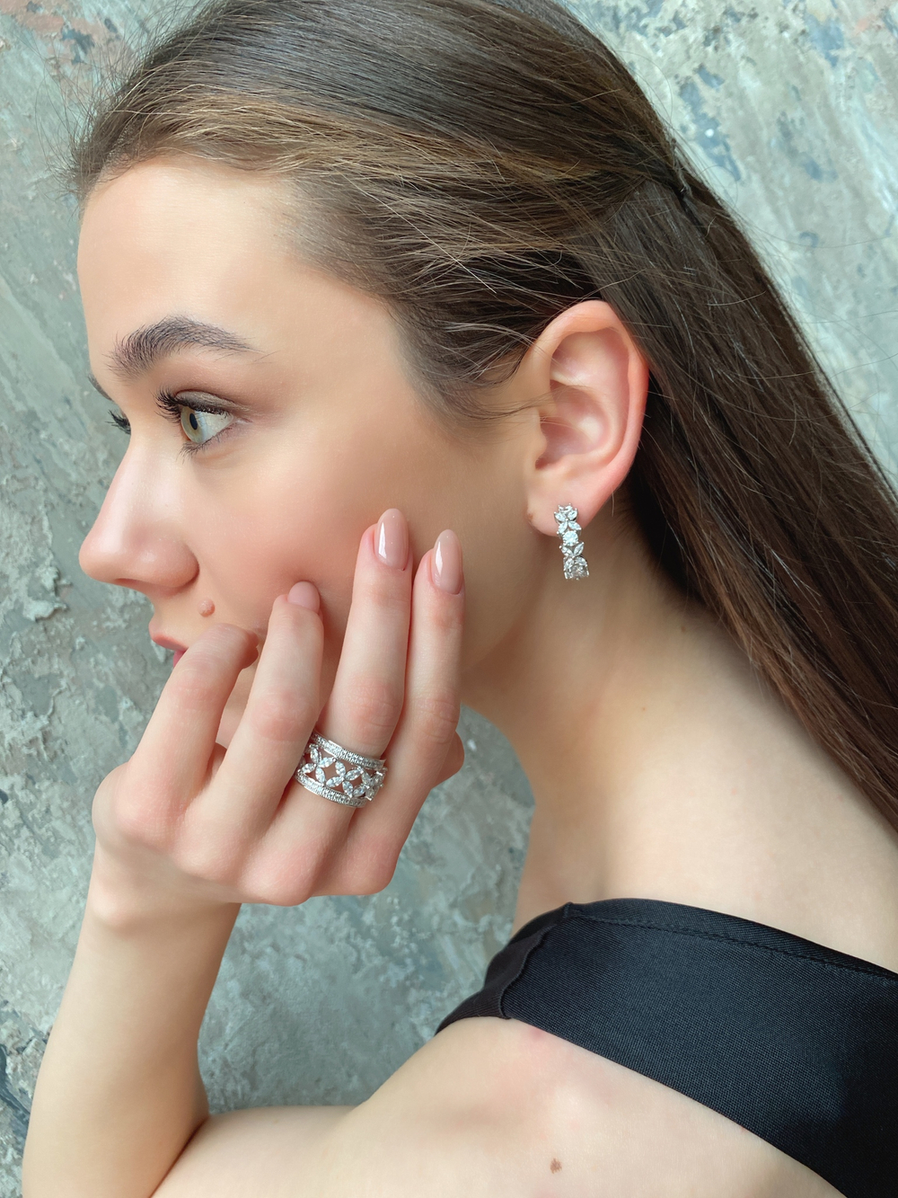 Ищете идеальные серьги, которые подчеркнут вашу неповторимую красоту? Представляем вам "Серьги Виктория" - изысканное украшение, созданное для настоящих ценительниц элегантности. Изготовленные из высококачественного серебра 925 пробы с покрытием родий, они обладают блеском и стойкостью. Фианиты огранки маркиз добавляют шика и привлекательности этому уникальному аксессуару. Белоснежный цвет фианитов гармонично сочетается с серебристым оттенком ювелирного изделия. Эти серьги предложат вам комфорт при ношении на любое время суток. Произведены в России по самым высоким стандартам качества, "Серьги Виктория" являются не только модным дополнением вашего образа, но также символом безупречного стиля и роскоши.