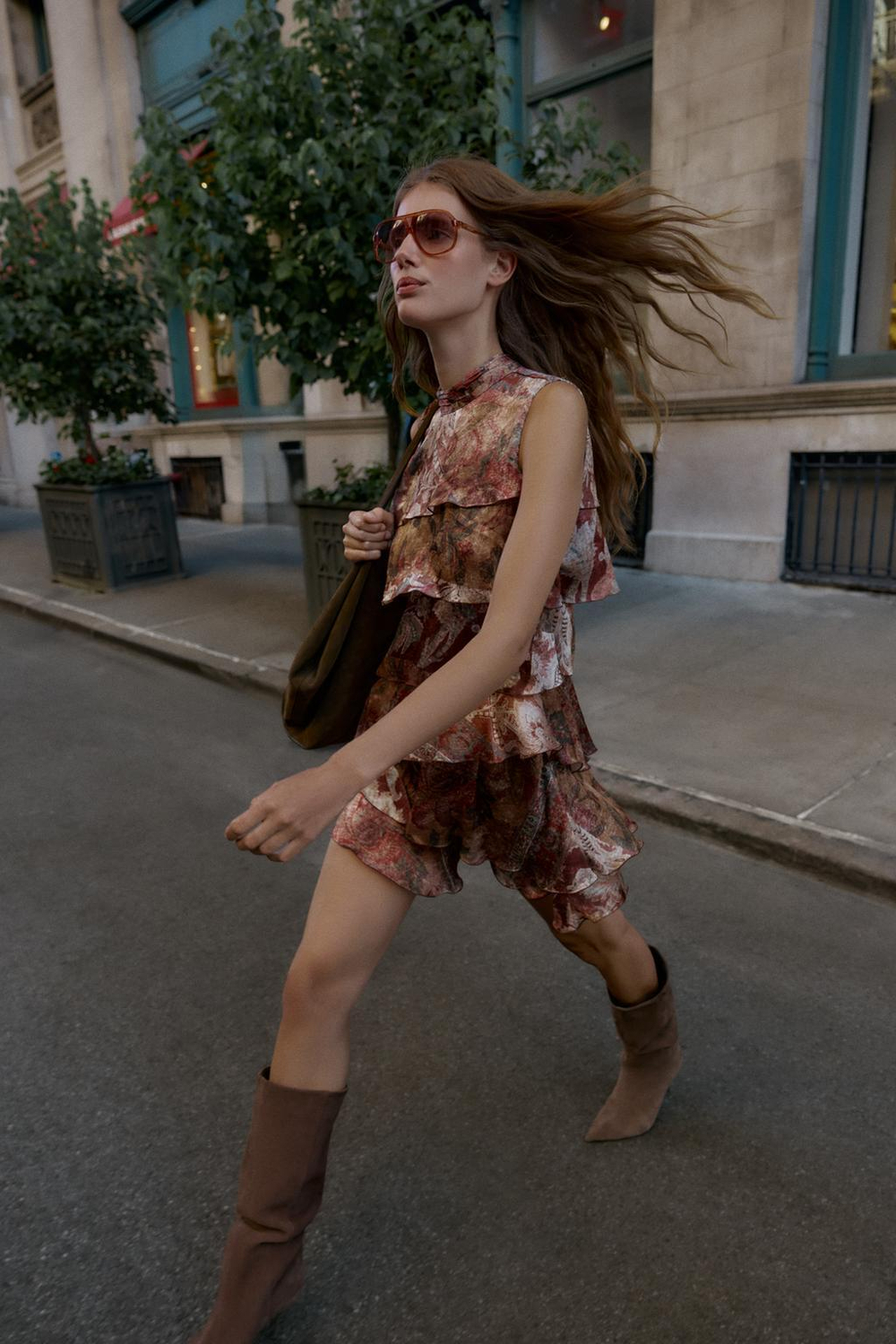 ZARA МИНИ-ПЛАТЬЕ С ПРИНТОМ И ВОЛАНАМИ, РАЗНОЦВЕТНЫЙ