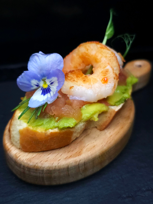 Брускетт с тигровой креветкой и гуакамоле на свежих томатах