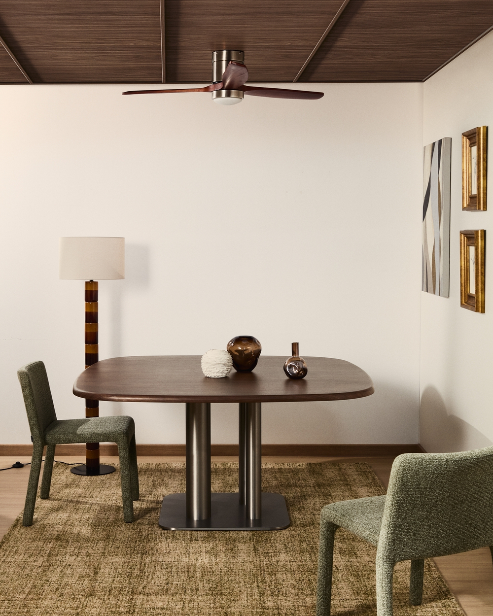 Стол Melvar из орехового шпона с основанием из матовой нержавеющей стали, 121 x 121