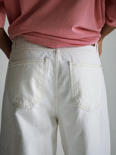 Широкие светло-серые джинсы с защипами