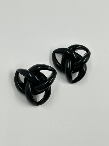 Крупные клипсы из черного пластика