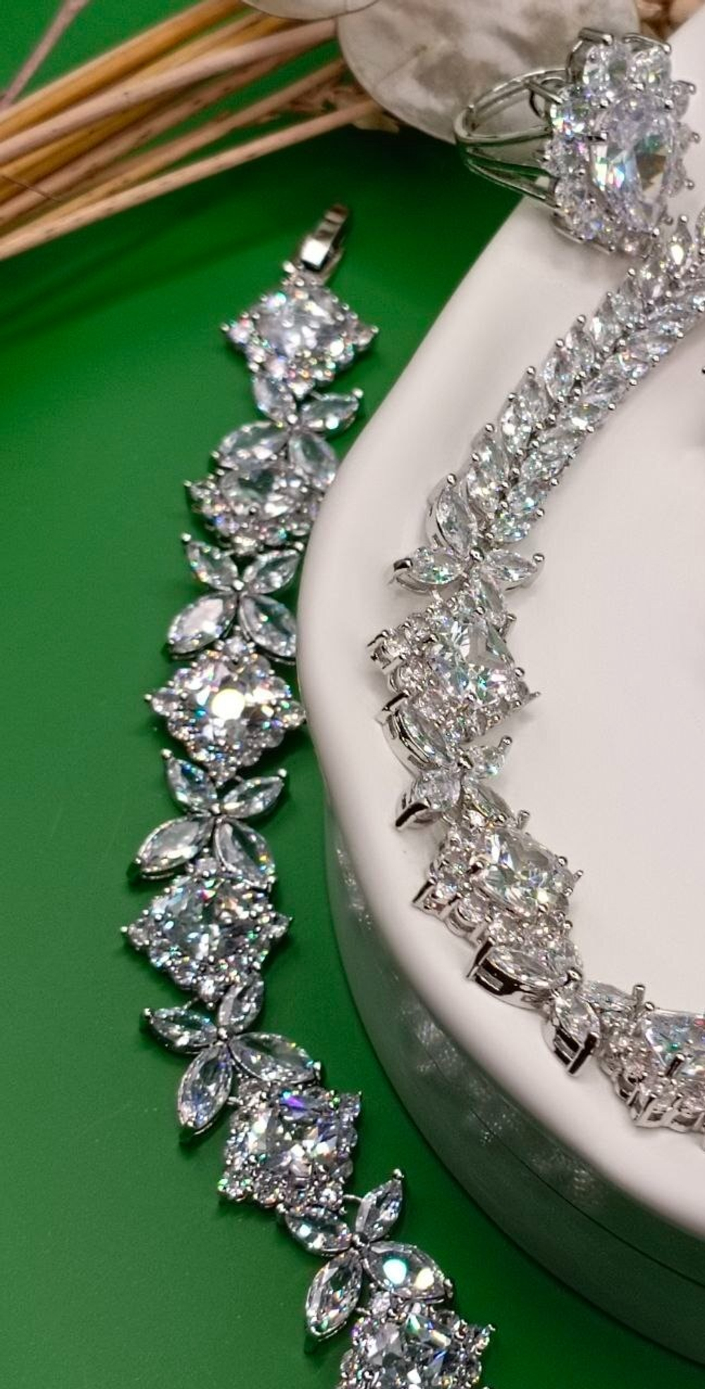 Набор ювелирных украшений из четырех предметов.