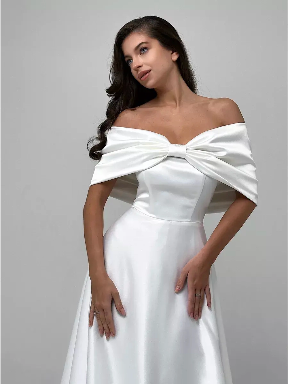 Свадебное платье с бантом и открытыми плечами