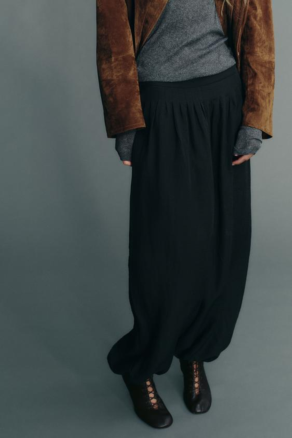 ZARA БРЮКИ-БАГГИ ИЗ СТРУЯЩЕЙСЯ ТКАНИ, ЧЕРНЫЙ