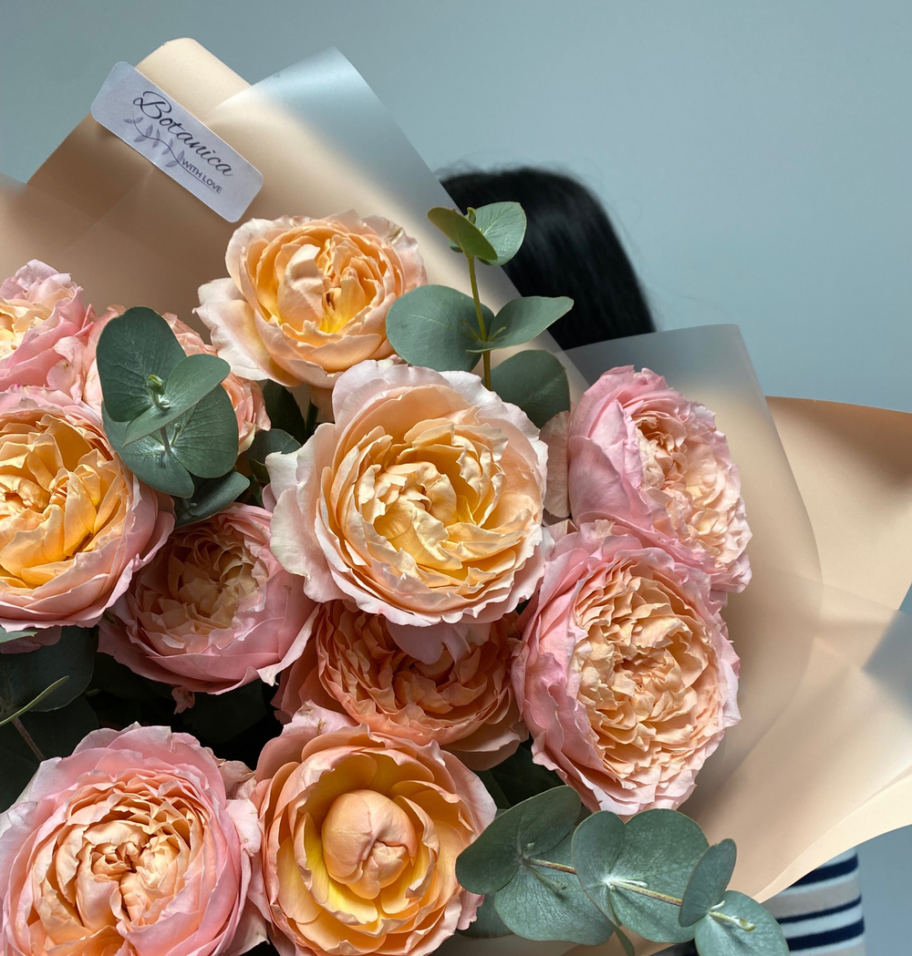 Букет кустовых роз с эвкалиптом