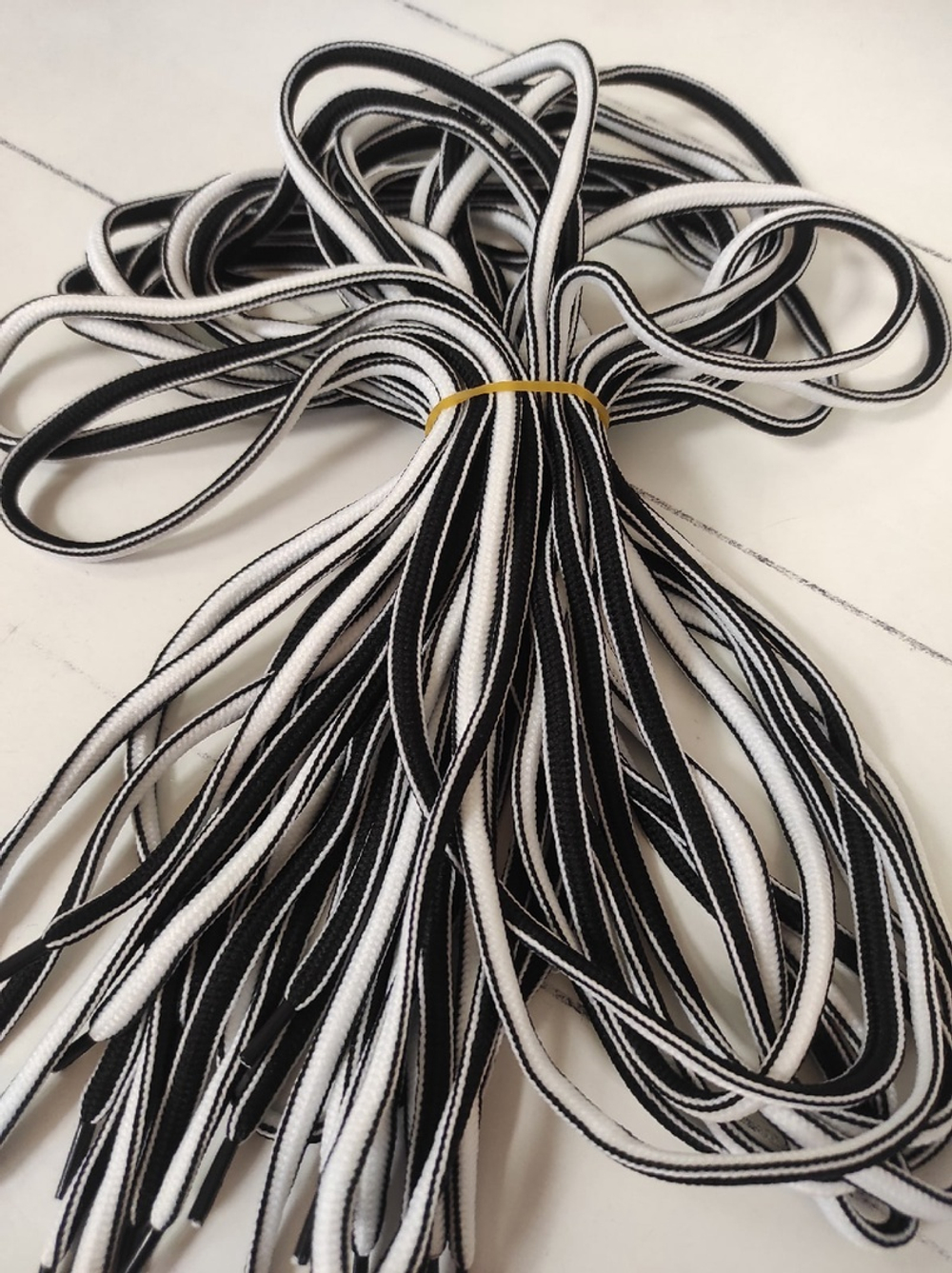 Шнурок (125 см), цвет- Черно-белый