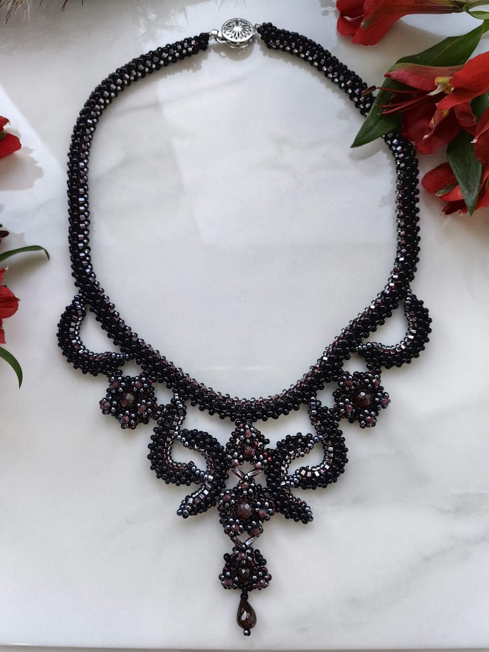 Колье "Вечер" ручной работы из бисера с камнем гранат (альмандин)