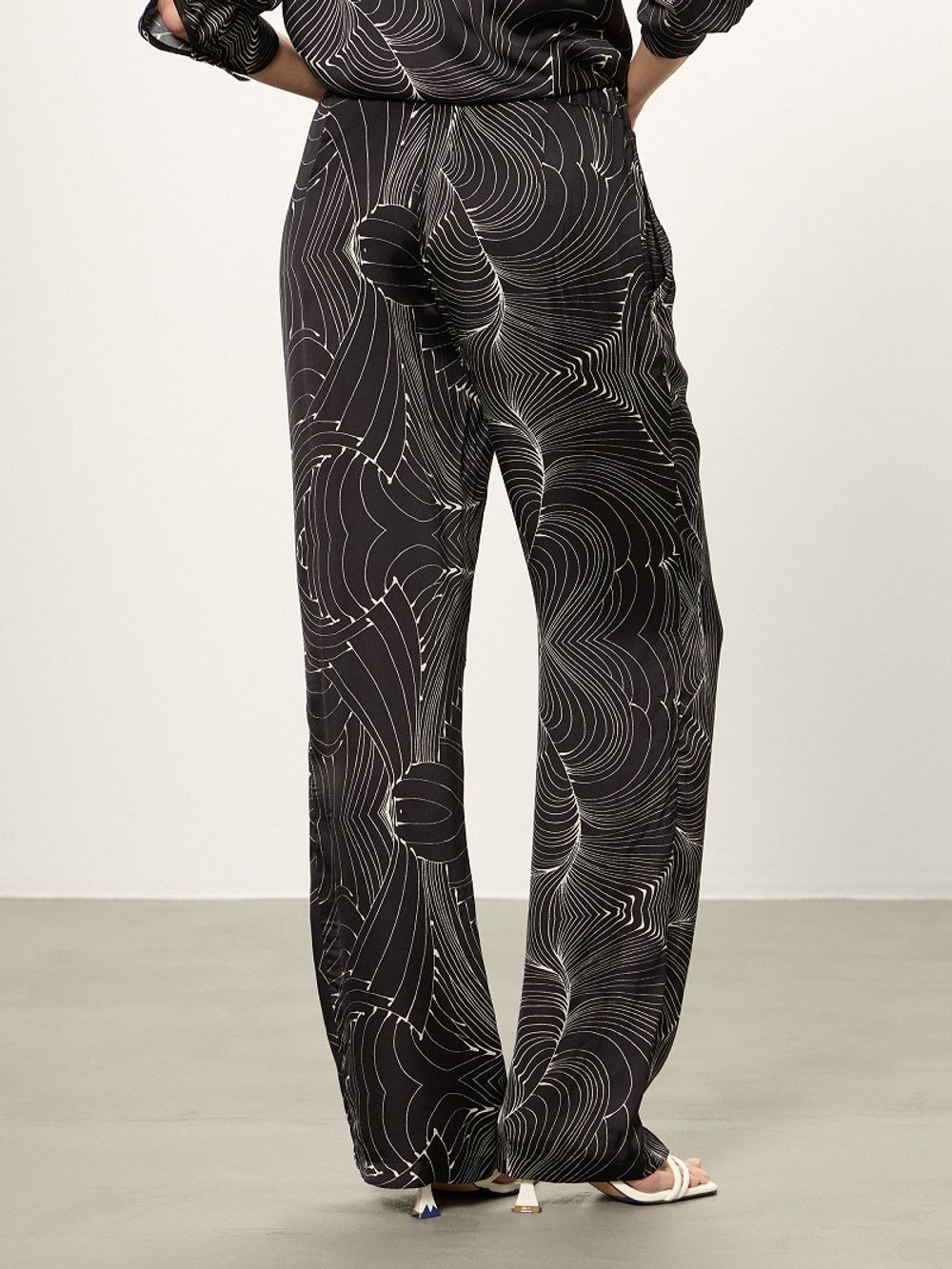 Брюки Палаццо на резинке черно-белый принт вискоза