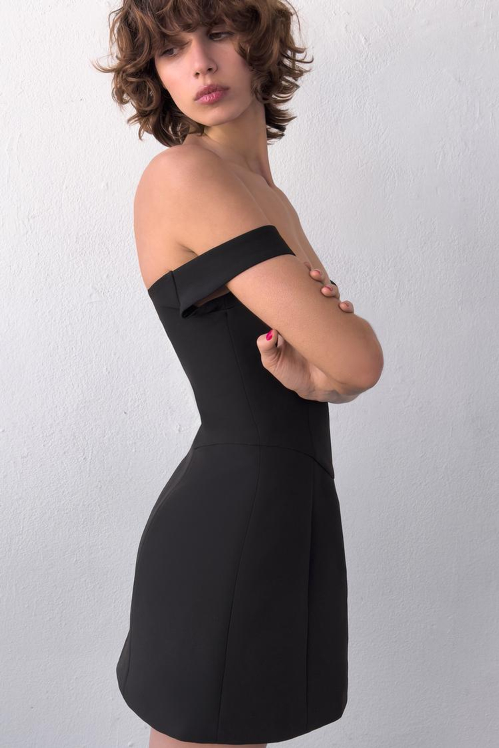 ZARA КОРОТКОЕ ОБЪЕМНОЕ ПЛАТЬЕ, ЧЕРНЫЙ