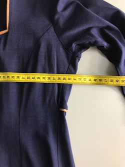 Платье приталенное, визуально на 44 размер