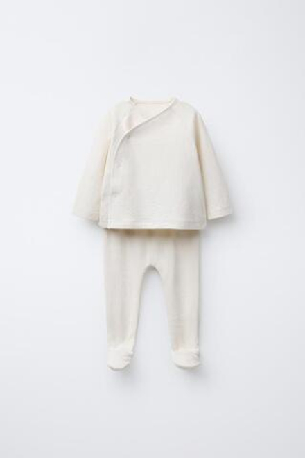 ZARA КОМПЛЕКТ ИЗ ФУТБОЛКИ И ЛЕГИНСОВ С РЕЛЬЕФНЫМ УЗОРОМ, ЭКРЮ