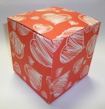 Подарочная коробка для кружки красная "Сердца"