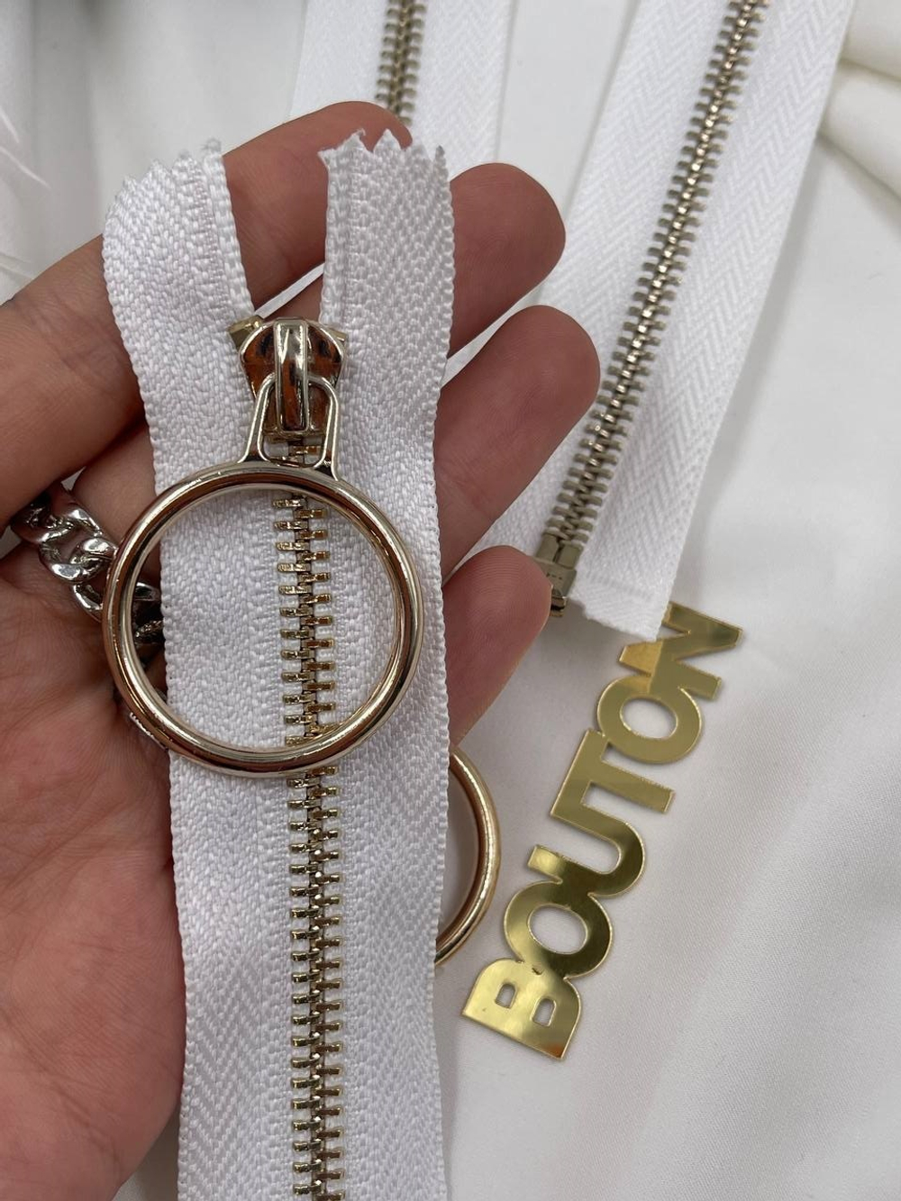 Молния белая с золотистым массивным кольцом