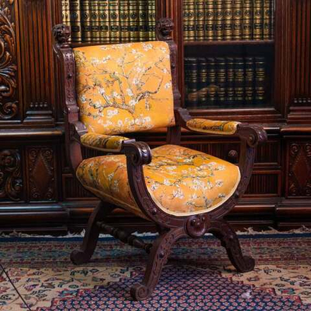 Кресло с львами