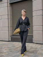 Костюм приталенного силуэта со спущенным рукавом