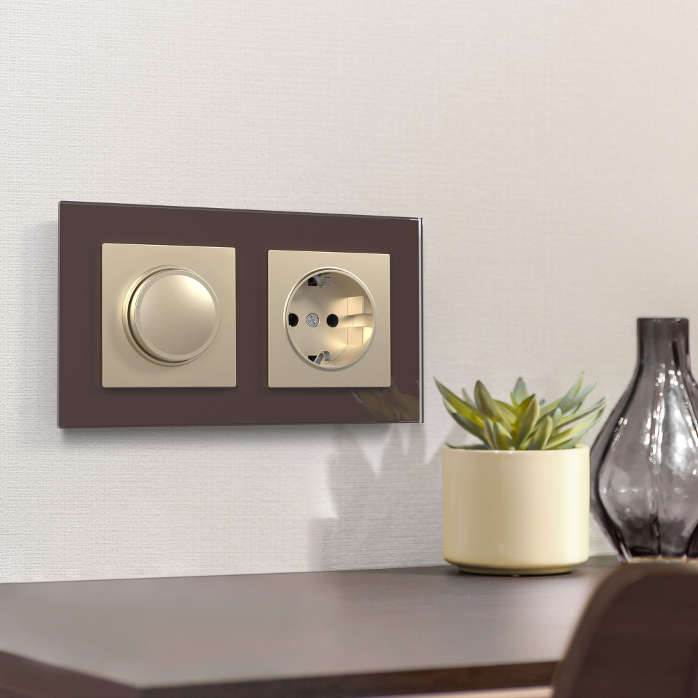 Розетка с заземлением и шторками (шампань)