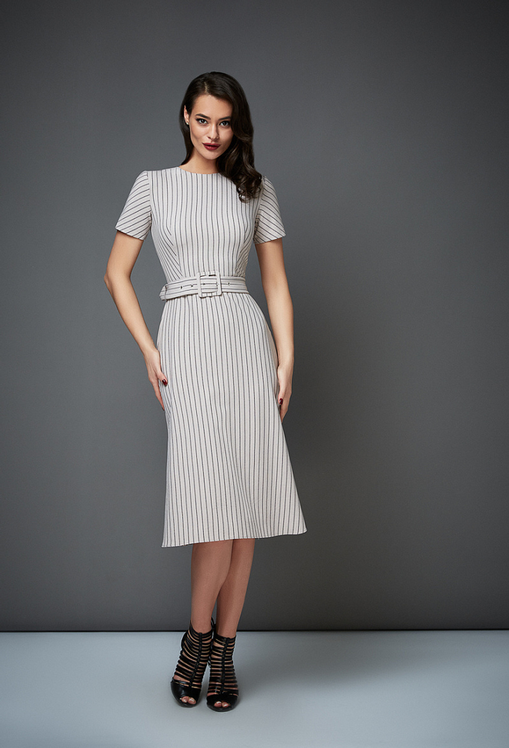 Льняное платье с поясом и коротким рукавом серое 27-01-20 SS