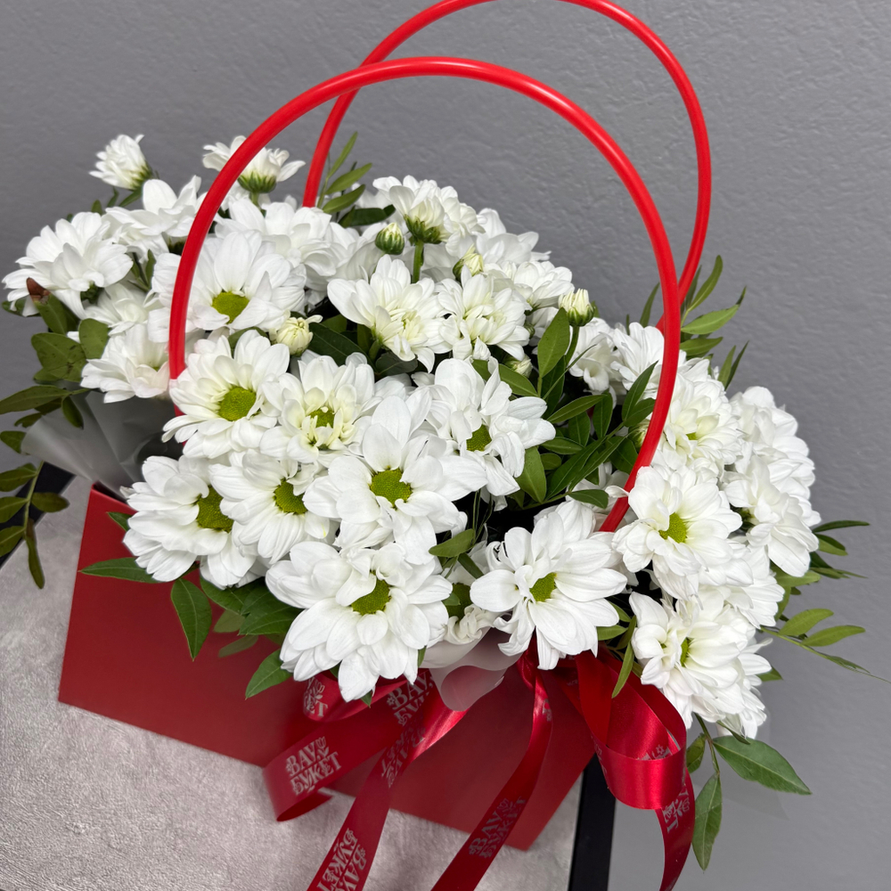 Композиция из хризантем в сумочке