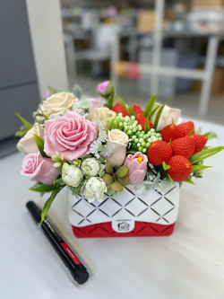 Букет из мыла клубника в розах Magic Benefit Soap