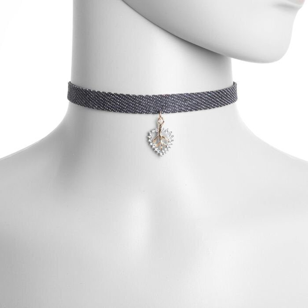 Чокер из джинсовой ленты с листом. Застежка карабин. Регулировка длины.