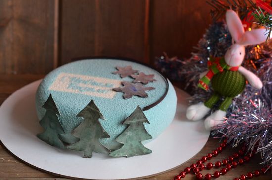 Торт с елочками и снежинками