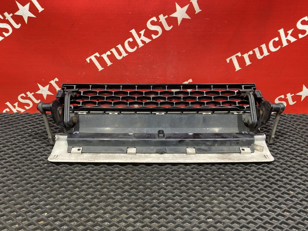 Накладка решетки радиатора нижняя 2018г