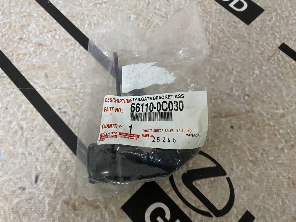 Петля борта правая TOYOTA 661100C030