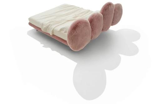 Двуспальная кровать с мягким изголовьем