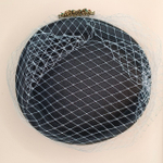 ТАблетка с Вуалью и брошью.