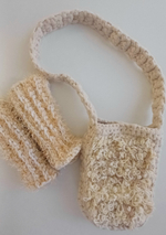 Вязаная сумочка и митенки