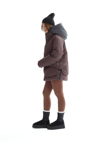 Шоколадный пуховик с акцентной молнией