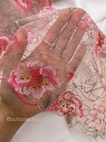 Кружево белое с розовыми цветами