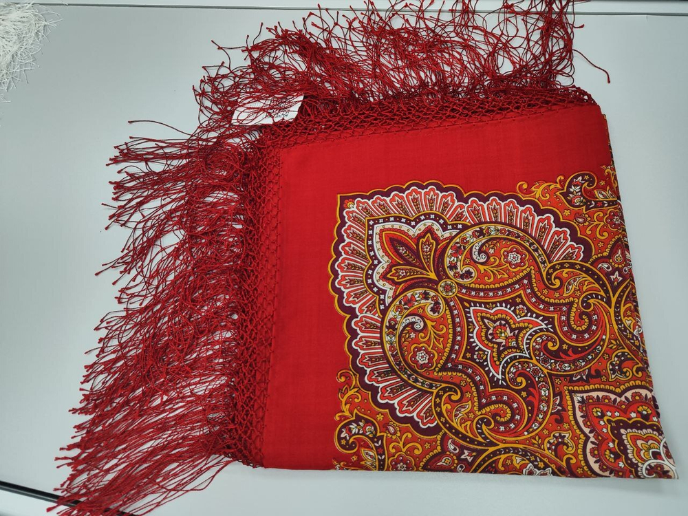 Платок из уплотненной шерстяной ткани с шелковой бахромой