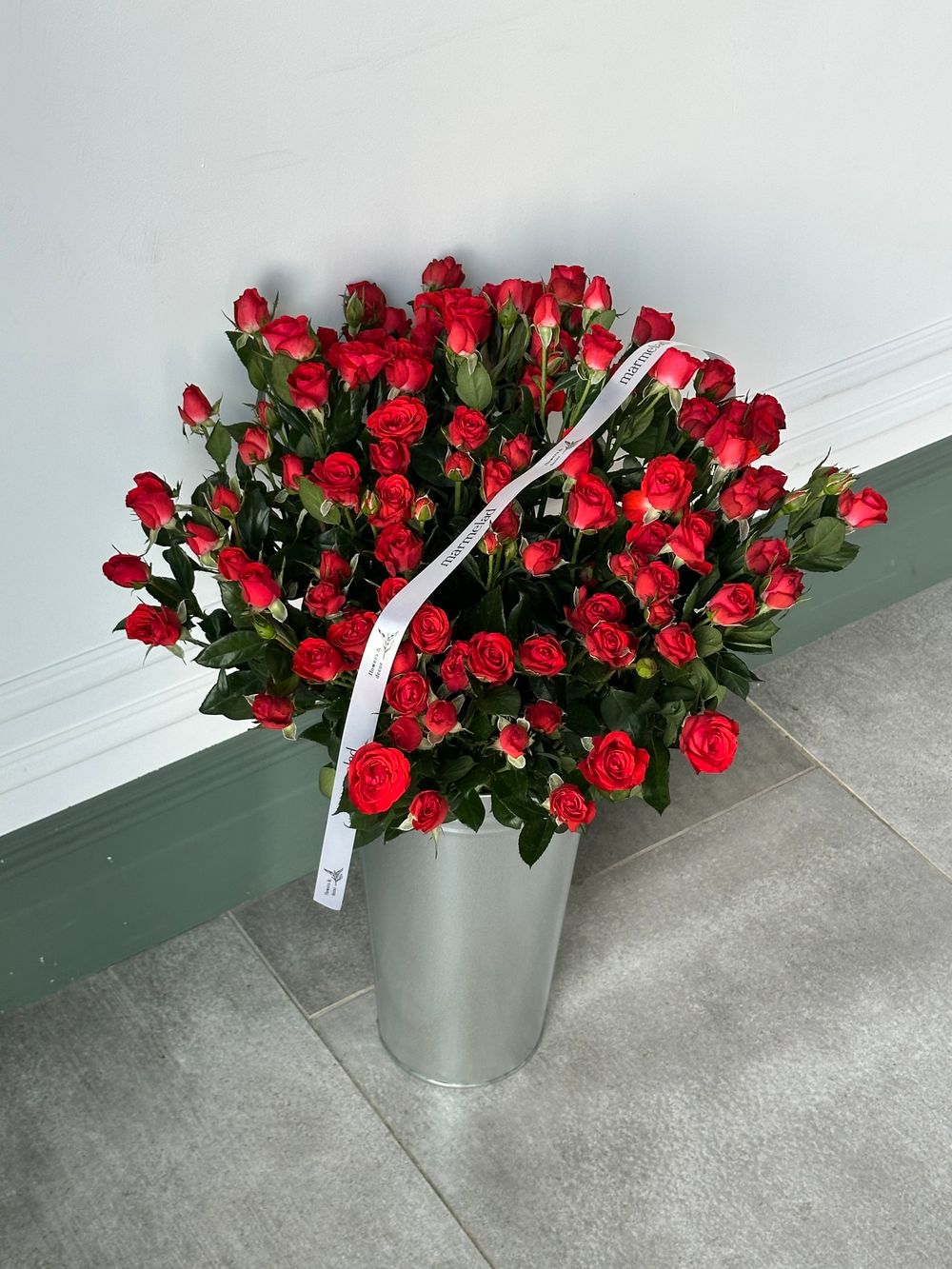 АКЦИЯ - красная кустовая роза - цена действует при заказе от 25шт