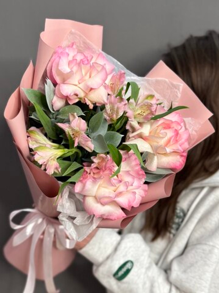 Дуо-букет с розовыми французскими розами и альстромериями