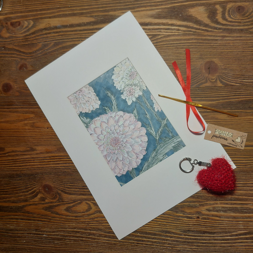 Вязаный брелок "Сердце" мини с картиной маркерами в паспарту