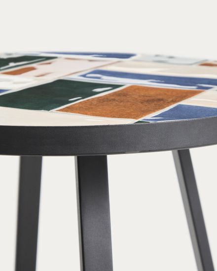 Уличный столик Tella из зеленой стали с разноцветной плиткой 45 см