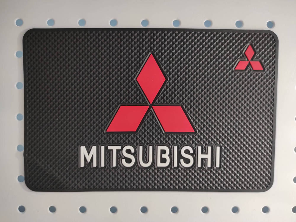 Mitsubishi / Коврик на панель (1 шт.)