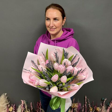 Купить Букет из тюльпанов и лаванды «Розовое восхищение»