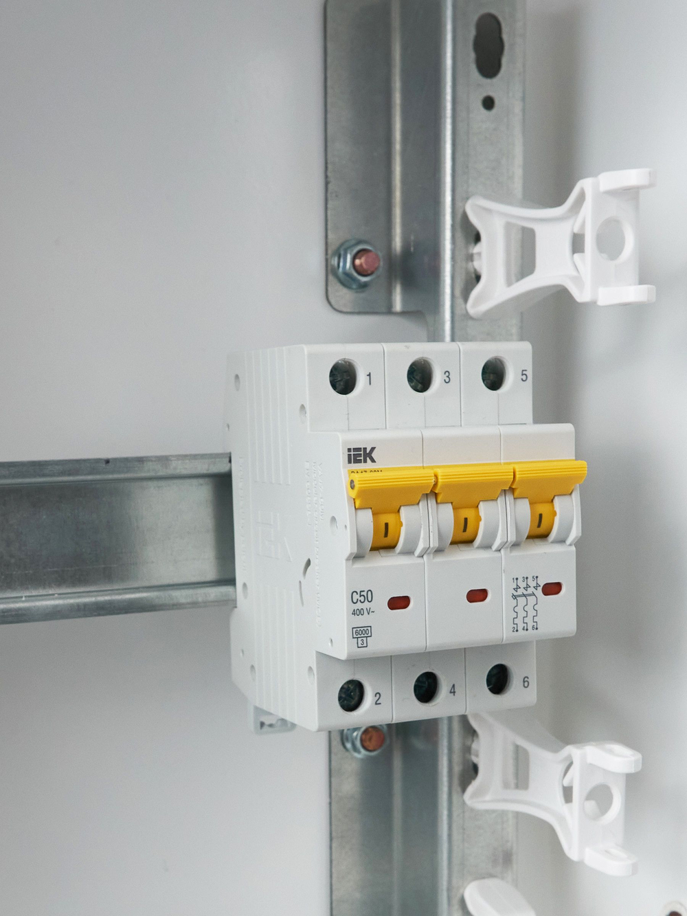 KARAT Автоматический выключатель ВА47-60M 3P C 50А 6кА IEK