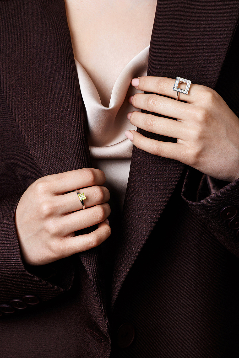 Кольцо из серебра с центральной вставкой из зелёного фианита